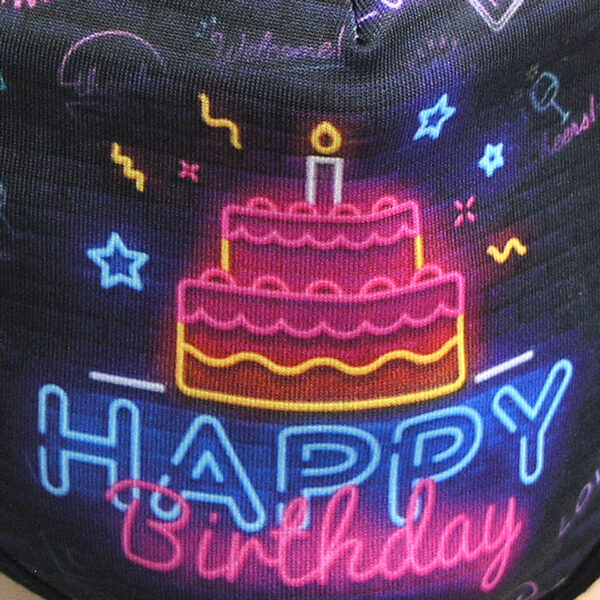 Detail des Aufdrucks «Happy Birthday» auf Mundschutz, Corona-Maske
